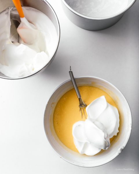 Japanese cotton cheesecake is the perfect combination of sponge cake, taste and texture-wise. With the pillowy soft cottony, light as air texture of soufflé, just the right sweetness, perfectly fluffy and jiggly with a hint of tart cream cheese. #cottoncheesecake #cottoncheesecakerecipe #japanesecheesecake #japanesecheesecakerecipe #cheesecake #cheesecakerecipe #recipes #jigglycheesecake