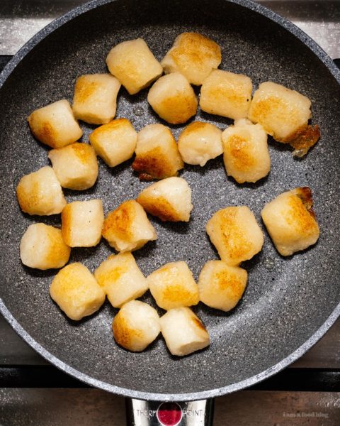 How to cook trader joe’s cauliflower gnocchi with sweet oven roasted tomatoes and corn with the best low carb gnocchi out there: cauliflower gnocchi. Super easy, light, tasty, and filling! #cauliflowergnocchi #traderjoes #cauliflowerrecipes #cauliflower #gnocchi #tomatoes #corn #recipes #dinnerrecipes #dinner