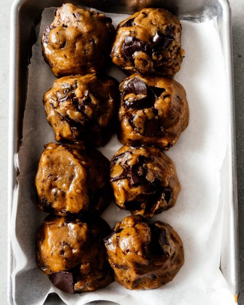 Discover ALL the crispy edges, soft and gooey chocolate, and brown sugar goodness in this vegan chocolate chip cookies recipe. #vegan #chocolatechip #chocolate #chocolatechipcookie #recipe #recipes #veganrecipe