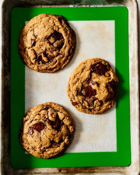 Discover ALL the crispy edges, soft and gooey chocolate, and brown sugar goodness in this vegan chocolate chip cookies recipe. #vegan #chocolatechip #chocolate #chocolatechipcookie #recipe #recipes #veganrecipe