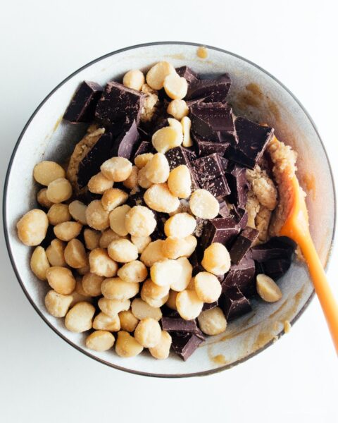 Soft and chewy brown butter macadamia nut dark chocolate chip cookie recipe | www.iamafoodblog.com